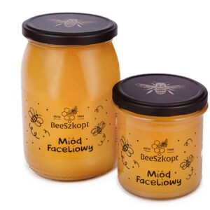 Dwa słoiki miodu faceliowego marki BeeSzkopt o różnych gramaturach na białym tle