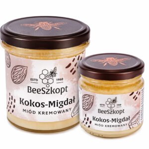 Dwa słoiki miodu kremowanego z kokosem i migdałem marki BeeSzkopt o różnych gramaturach na białym tle
