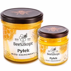 Dwa słoiki miodu kremowanego z pyłkiem pszczelim marki BeeSzkopt o różnych gramaturach na białym tle