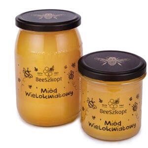 Dwa słoiki miodu wielokwiatowego marki BeeSzkopt o różnych gramaturach na białym tle
