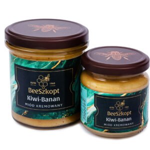 Dwa słoiki miodu kremowanego Kiwi Banan marki BeeSzkopt o różnych gramaturach na białym tle