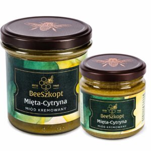 Dwa słoiki miodu kremowanego Mięta-Cytryna marki BeeSzkopt o różnych gramaturach na białym tle