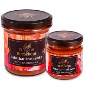 Dwa słoiki miodu kremowanego Rabarbar Truskawka marki BeeSzkopt o różnych gramaturach na białym tle