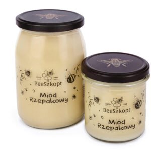 Dwa słoiki miodu rzepakowego marki BeeSzkopt o różnych gramaturach na białym tle