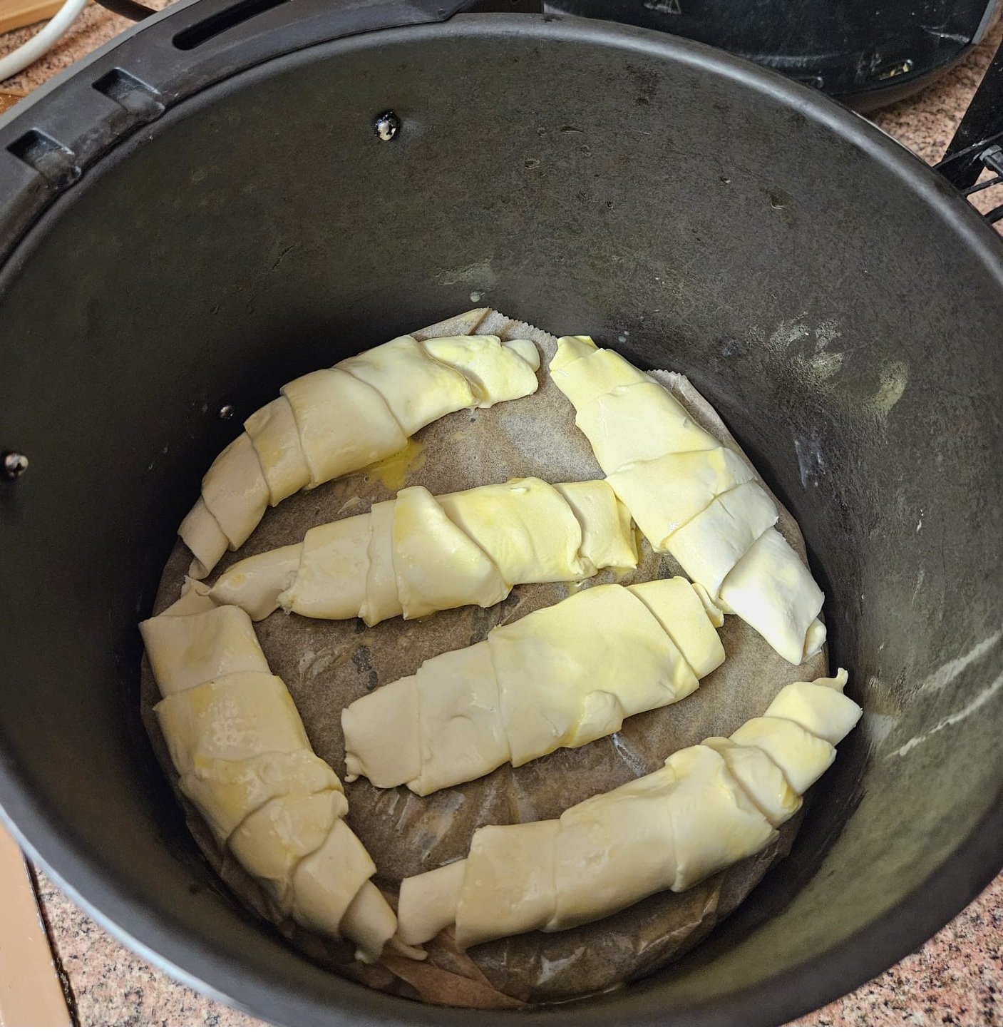 Przygotowanie rogalików z miodem pistacjowym 1